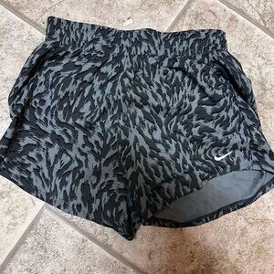Nike kids M NWT Black/Gray Printed Running Shorts